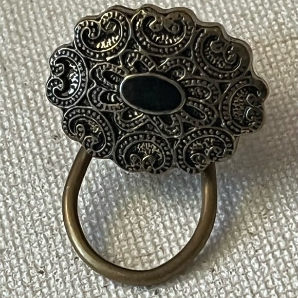 ✨ Vintage Ornate Metal Brooch - Picture 1 of 3